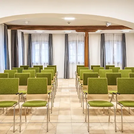 - Munich Airport, An Ihg Hallbergmoos