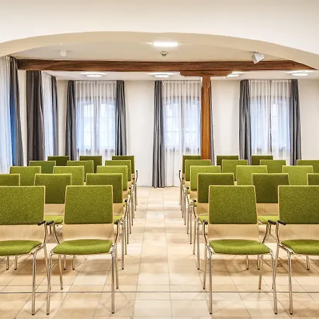 - Munich Airport, An Ihg Hallbergmoos